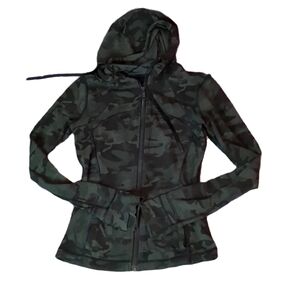 Lululemon green camo hooded define jacket size 4